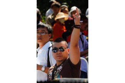 Un chino protesta frente a la embajada japonesa en Pekín.