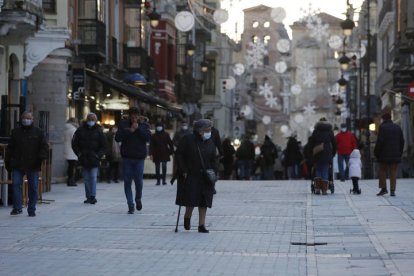 Movimiento de gente en las calles al atardecer. FERNANDO OTERO