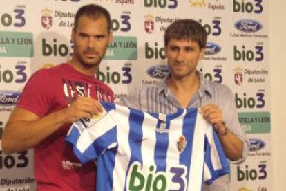 Javi Navarro, el último fichaje de la Ponferradina para esta temporada, posa con su nueva camiseta j