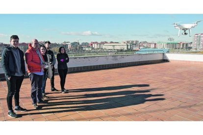 Un grupo de alumnos con el profesor capacitado para operar con drones en la azotea del Tecnológico Industrial.