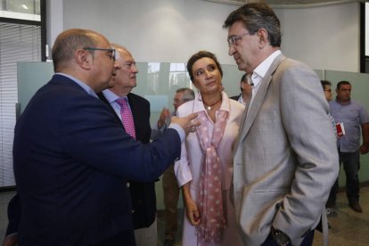 Castañón, García, Seco y Martínez Majo conversan antes del encuentro con los alcaldes. JESÚS