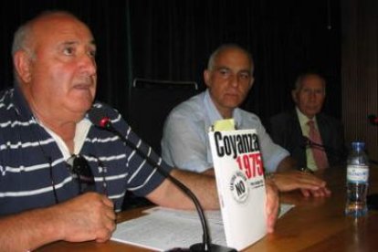 Pery Lechuga, junto al alcalde de Santa María del Páramo, durante la presentación del libro.