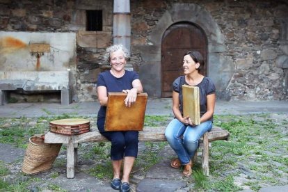 Carmen Marentes, a la izquierda de la imagen, junto a Teresa Pardo. DL