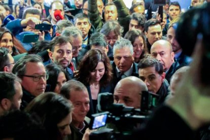 La presidenta madrileña, Isabel Díaz Ayuso, rodeada de periodistas abandona la facultad de Ciencias de la Información de la Universidad Complutense de Madrid. ZIPI