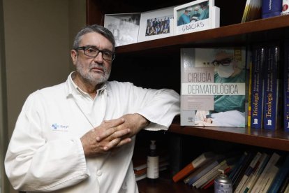 El jefe del servicio de Dermatología, Manuel Ángel Rodríguez, con el libro dirigido a los especialistas. FERNANDO OTERO