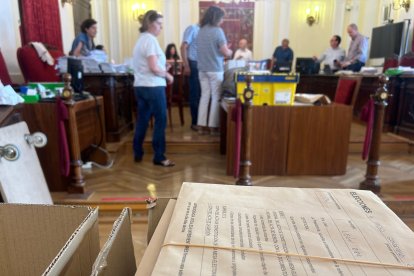 Escrutinio del voto Cera celebrado este viernes en la Junta Electoral Provincial de León. DL