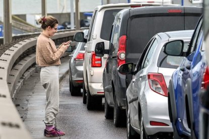 Una mujer maneja un teléfono móvil. efe