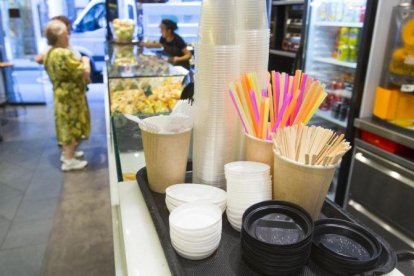 Cubiertos de plástico en una panadería-cafetería.