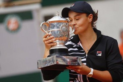 Barty besa la copa de Roland Garros.