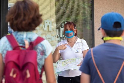 Celia Perís, una guía turística, con las mascarillas inclusivas, durante un recorrido en Sagunto. DOMENCHE CASTELLÓ