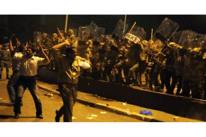 Manifestantes tirando piedras a la policía en la plaza Tahrir, hoy