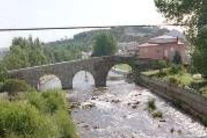 La playa fluvial al lado del puente romano, lugar idel para el baño.