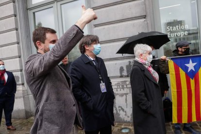 Toni Comín, Clara Ponsatí y Carles Puigdemont, ayer en Bruselas. STEPHANIE LECOC