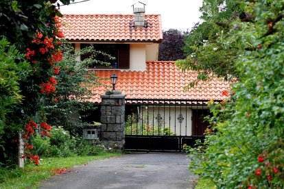 Vista de la casa de concejal de IU en Llanes, Javier Ardines, de 52 años cuyo cadáver fue hallado ayer con varios golpes en la cabeza a unos 300 metros de la misma. La autopsia practicada hoy confirma que Ardines fue asesinado. EFE/ Alberto Morante