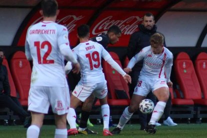 Rodri Suárez, a la derecha, durante el duelo frente al Granada. CYDL