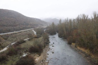 Tramo del río Esla en el que se ubicará el canal de Aguas Bravas de Cistierna. CAMPOS