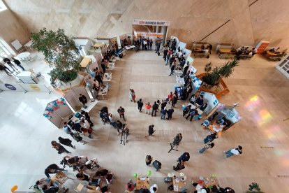 Alumnos de los grados de ADE, Márketing y el Máster de Ingeniería Industrial participan en el Business Talent de la Facultad de Ciencias Económicas y Empresariales de la Universidad de León para completar su formación práctica y conseguir un 'business angel' que ponga en marcha su idea de negocio.