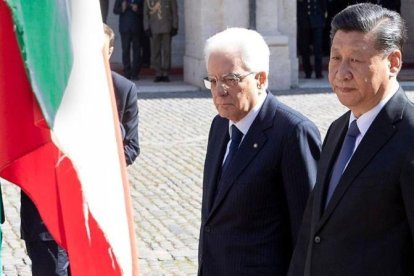 Mattarella y Xin pasan revista a la Guardia de Honor italiana en el palacio presidencial Quirinale, en Roma.