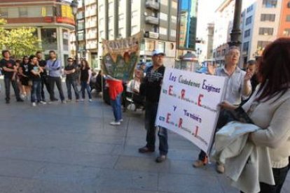 Los manifestantes se concentraron en la plaza de Lazúrtegui a media tarde.