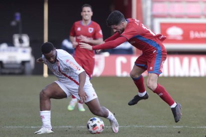 Kawaya controla el balón en un lance del partido disputado en Los Pajaritos. GONZALO MONTESEGURO