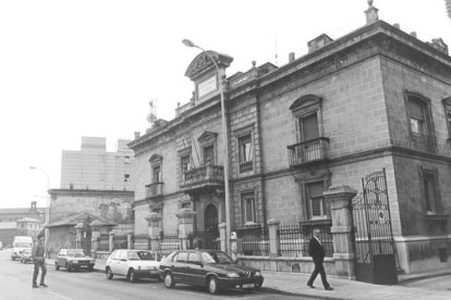 El edificio del antiguo Instituto Provincial de Higiene fue el centro en el que se celebró la primera reunión inaugural del Ateneo Leonés de Cultura, con 16 médicos constituyentes. CÉSAR