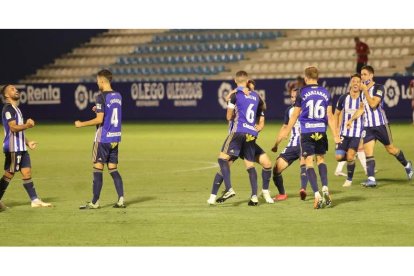 La alegría fue total y los jugadores de la Deportiva celebraron el éxito conseguido cuando se anunció que el Numancia y el RC Deportivo habían perdido. ANA F. BARREDO