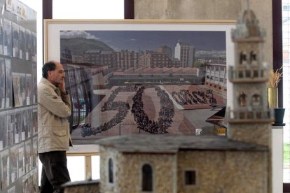 La del 50 aniversario es la imagen más grande de las que conforman la exposición .