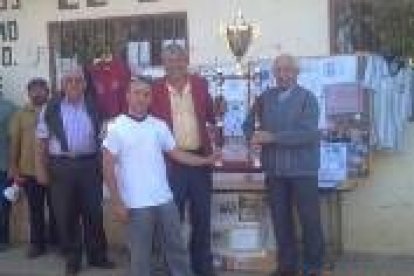 Pepe Villa recibe su trofeo como uno de los mejores jugadores