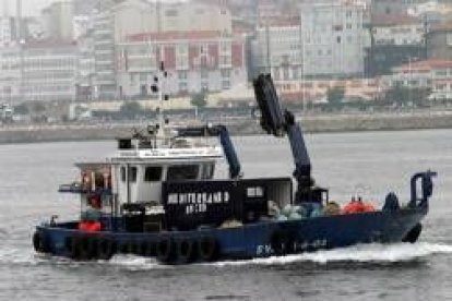 El buque-taller «Latero», con un grupo de buceadores a bordo, zarpó ayer desde La Coruña