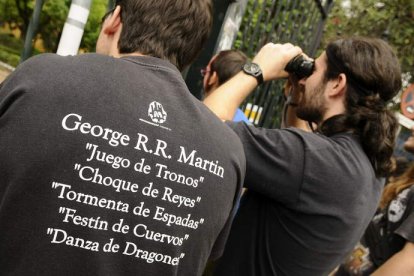 Imagen tomada durante el rodaje en Sevilla de personas que intentaban ver la grabación.