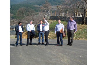 El alcalde de Berlanga con los diputados en la calle.