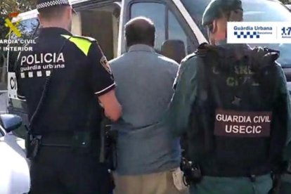 Tres detenidos por vender mojitos contaminados con bacterias fecales en las playas de Barcelona.