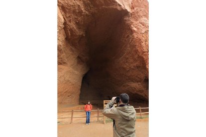 Imagen reciente de dos turistas visitando la Cuevona de las Médulas.