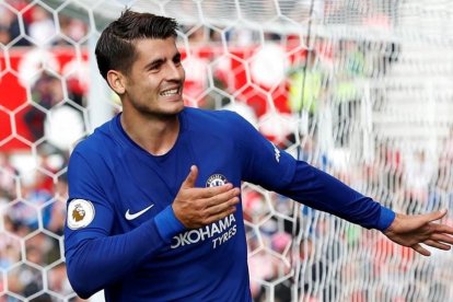 Álvaro Morata celebra su tercer gol al Stoke City.