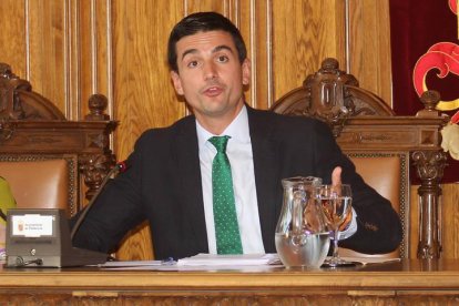 El teniente de alcalde y portavoz del grupo popular, David Vázquez, en pleno del Ayuntamiento del día 20 de este mes