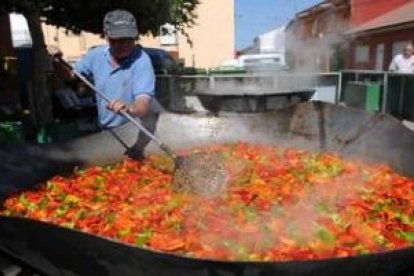 Ayer comenzaron a freirse los pimientos que se ofrecerán a quienes visiten la feria a mediodía de ho