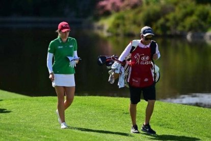 El caddie berciano junto a la jugadora mexicana  Gaby Alonso. DL