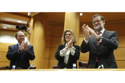 El líder del PP, Mariano Rajoy, y otros dirigentes del partido este miércoles en el Senado.