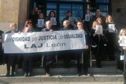 Una de las últimas concentraciones de los letrados judiciales en León. DL