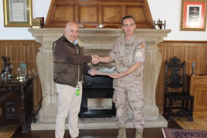 Omar Nazir junto al coronel  director de la Base Aérea, Ignacio De Dompablo Ferrándiz. DL