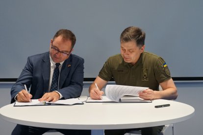 Félix Barrio y Oleksandr Potii, en la firma del acuerdo. DL