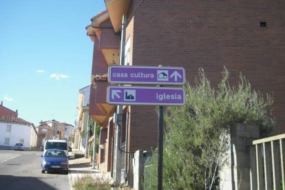 Dos nuevas señales indican la situación de la Casa de Cultura y la iglesia en Villaquilambre.