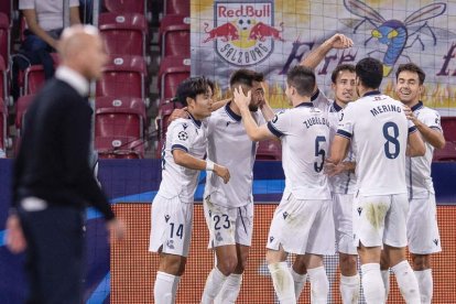 Oyarzabal, felicitado por su compañeros tras el gol. HUTER