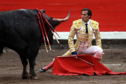 David Mora, ante su segundo toro ayer en Bilbao.