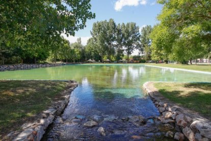 Zona de baño del río Órbigo en Llamas de la Ribera. MIGUEL F.B.