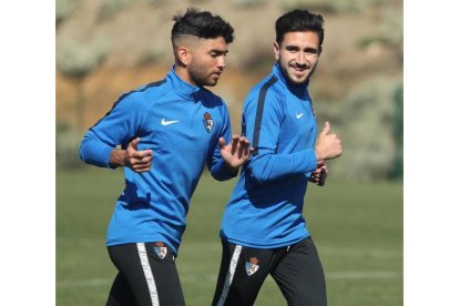 Los dos refuerzos de la Deportiva en el entrenamiento de esta mañana en Ponferrada.