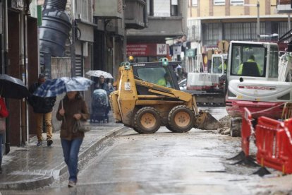 Obras en la calle Real donde se aplicarán las restricciones que afectarán a la plaza de Abastos. L. DE LA MATA