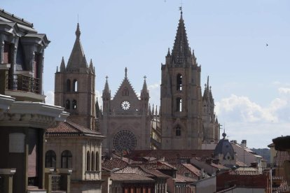 La iniciativa leonesa busca frenar los efectos del cambio climático en los monumentos de piedra. RAMIRO