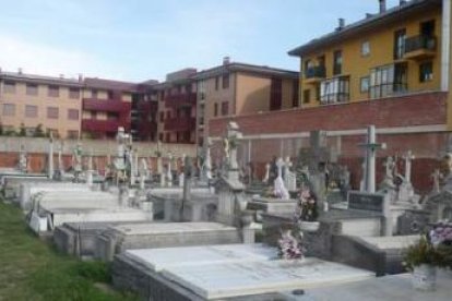 Las casas han llegado hasta los muros del cementerio de San Andrés del Rabanedo.