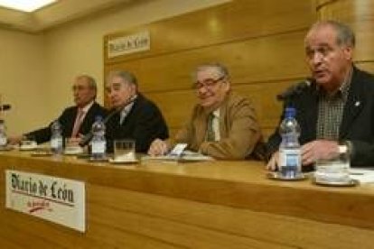 De izquierda a derecha, Cándido Alonso, Antonio Gamoneda, Félix Pacho Reyero y Alfonso García